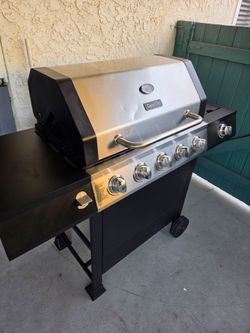BBQ GIRL BY Dyna-Glo 6 burners just 6 months super clean  looks and works like brand new grill