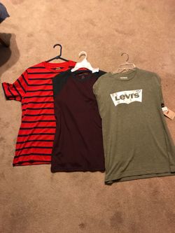 MEN’S T-shirt size small