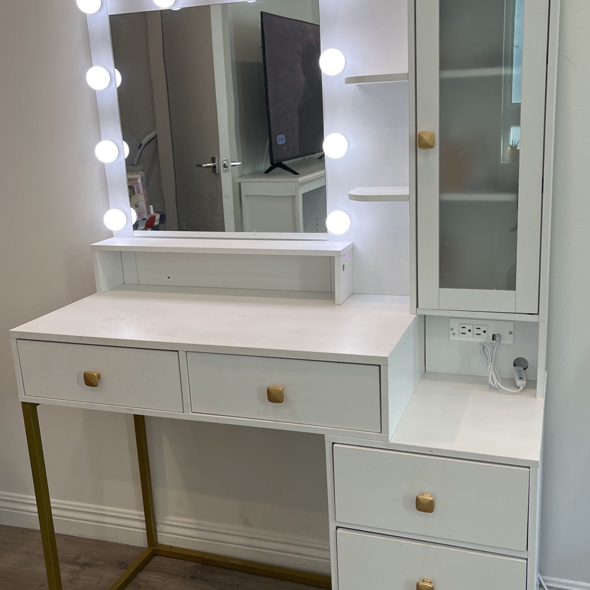 Makeup Vanity With Lights And 2 Plugs 2usb Ports for Sale in Los