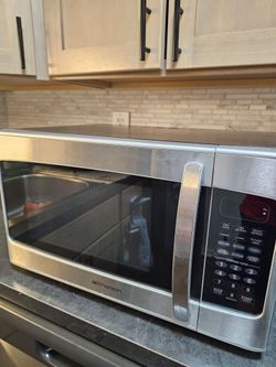 Emerson Countertop Microwave