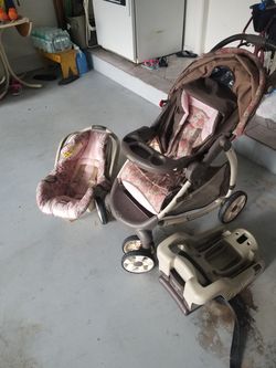 Stroller car seat combo the seat clips in to the stroller and the car super easy !