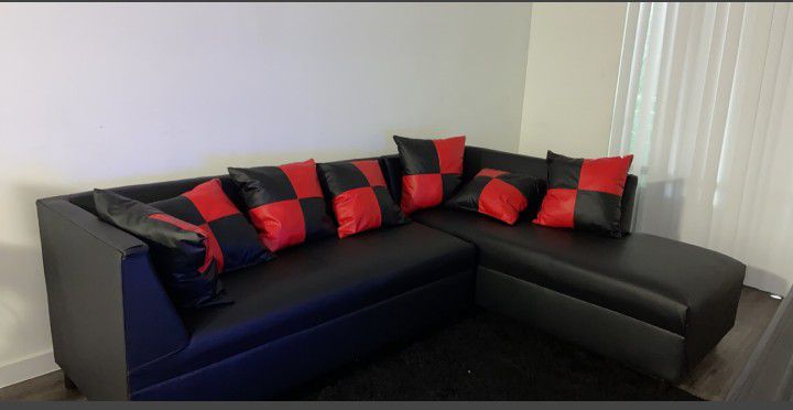 Sectional Black Whit Pillows Red and Black. New