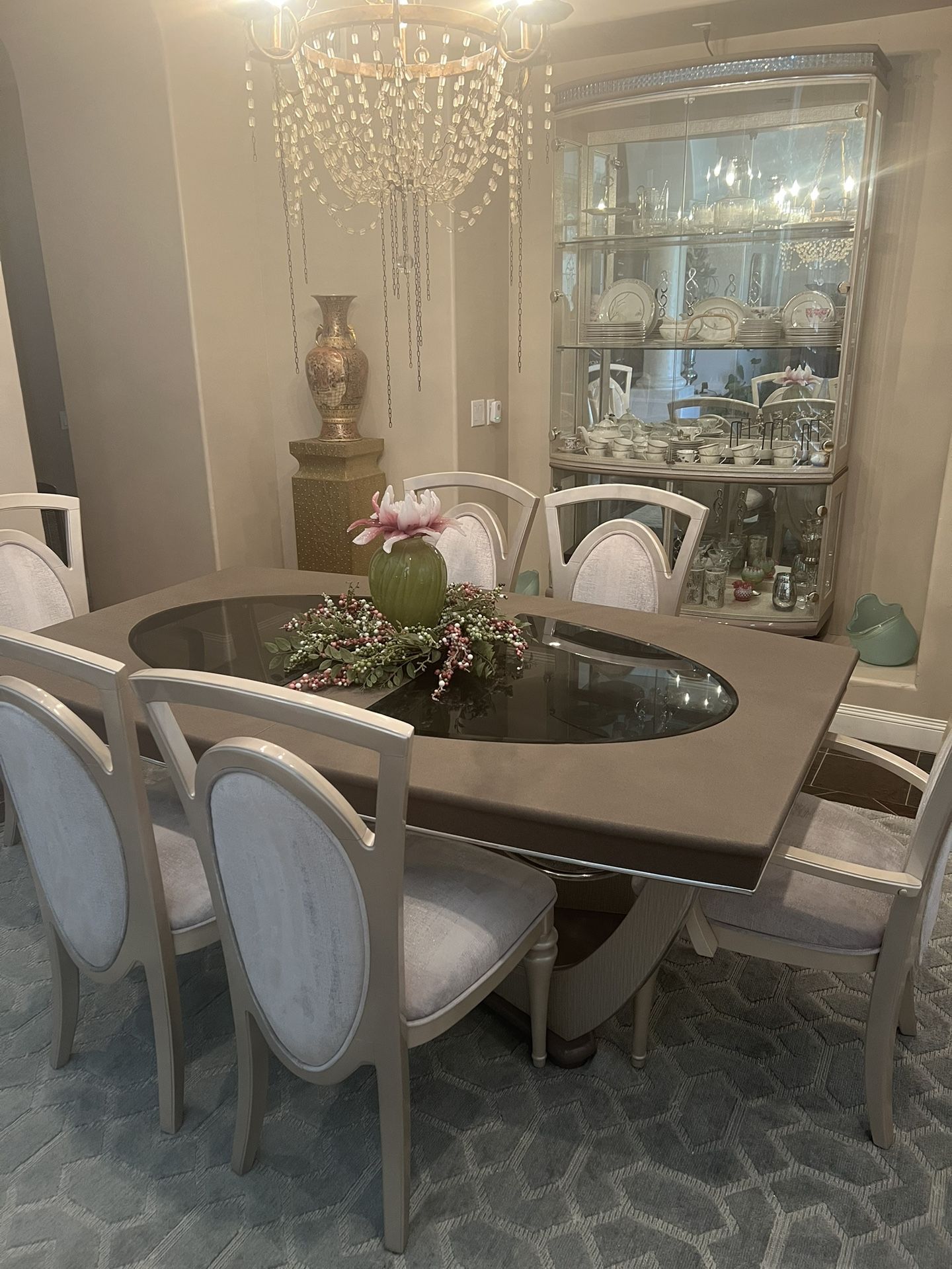 Gorgeous Jane Seymour Dining Table & China Hutch 