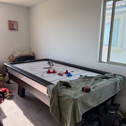 Air hockey table
