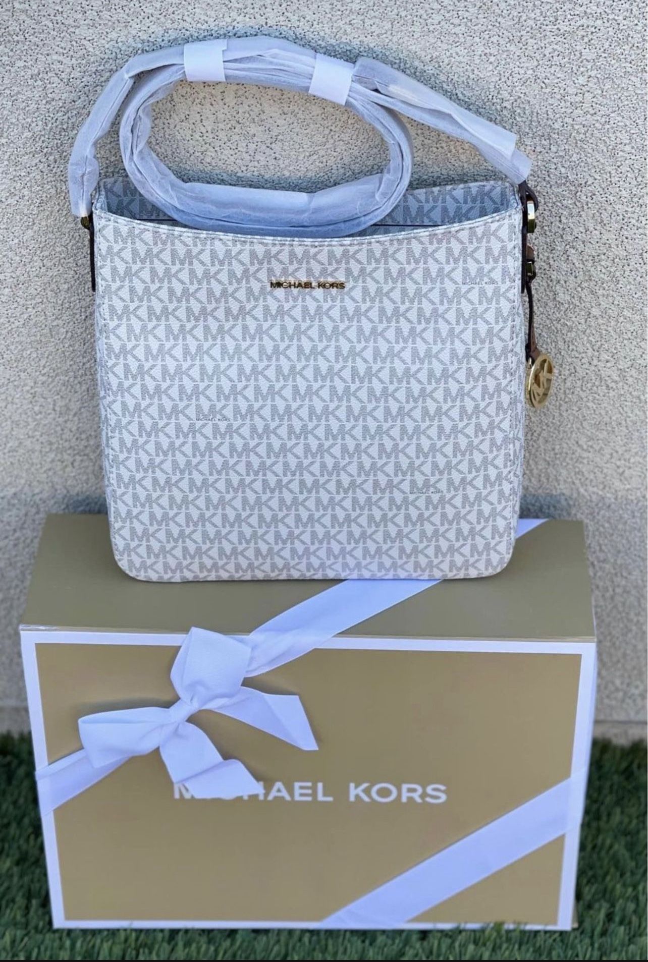 Michael Kors Jet Set Travel Large Logo Messenger Bag, New In Gift Box/Nueva en Caja de Regalo
