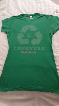 Hooters (Bismarck, ND) I recycle boyfriends t-shirt