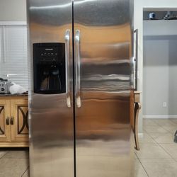 Frigidaire Refrigerator & Freezer Side By Side