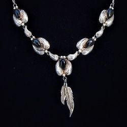 Large Sterling Silver Nativo Navajo Black Onyx Feathers Necklace. 