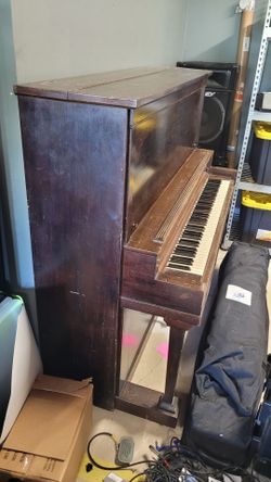 Vintage Shaw Piano Co. Upright Piano