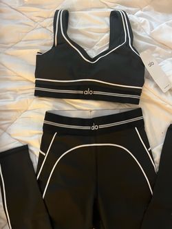 Alo Yoga Sports Bra and Leggings Set