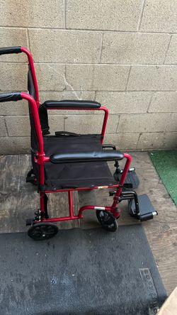 De venta silla de ruedas buen estado solo  nesecita unalabada por polvo estado excelente
