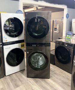 LG - 4.5 CU FT SMART FRONT LOAD WASHER & ELECTRIC DRYER LAUNDRY TOWER IN BLACK STEEL  😻🔥