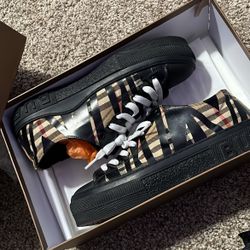 BURRBERY LOW TOP SIZE 7