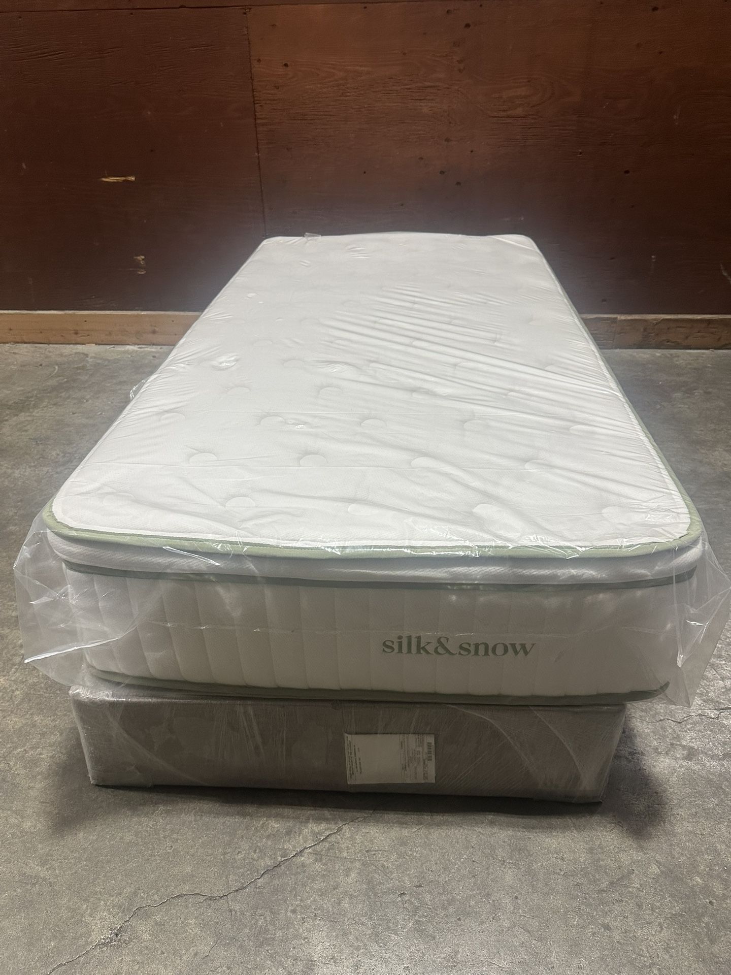 !Free Delivery! Silk & Snow Organic Twin Mattress