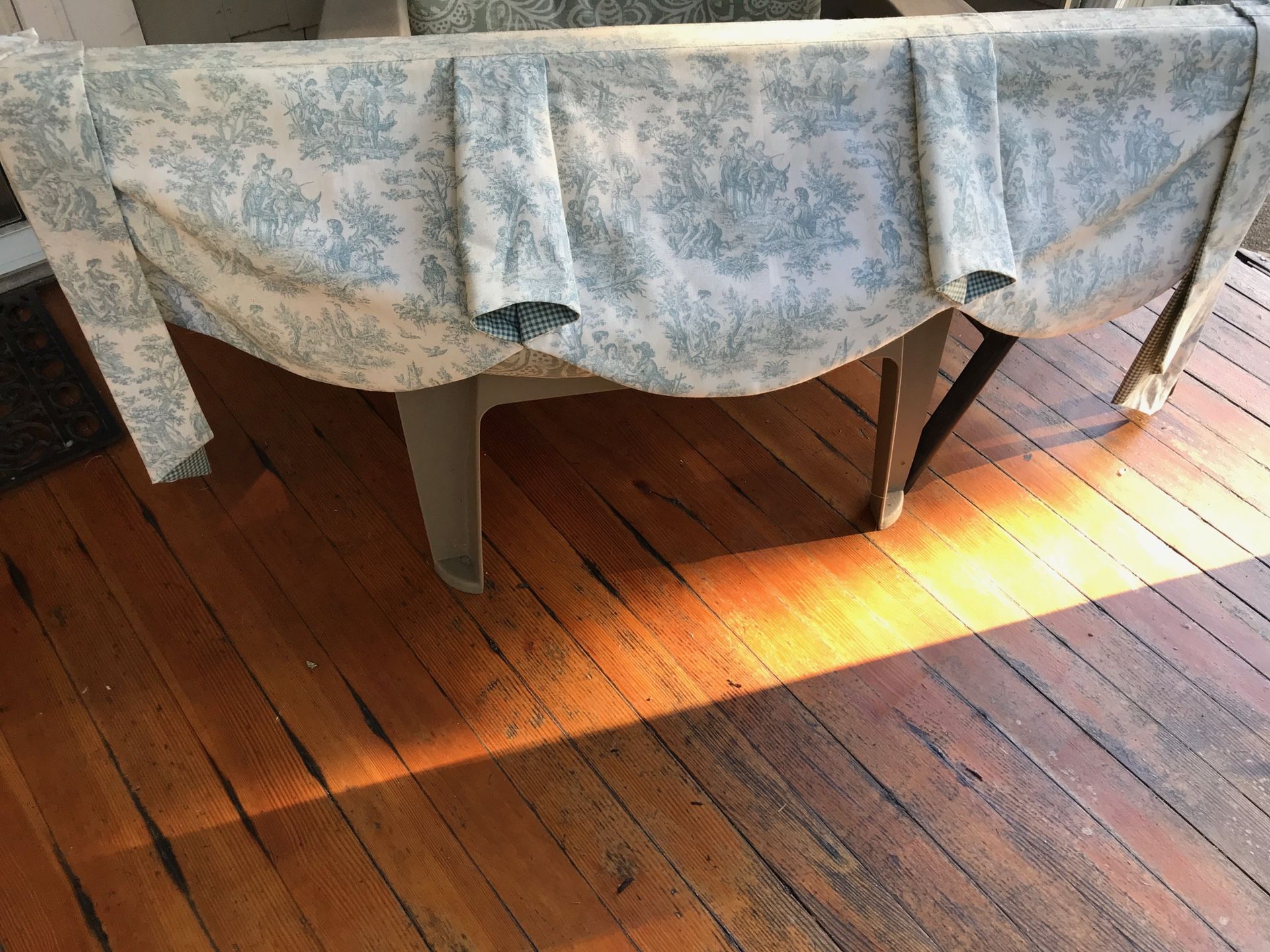 (2) Window treatment Valence