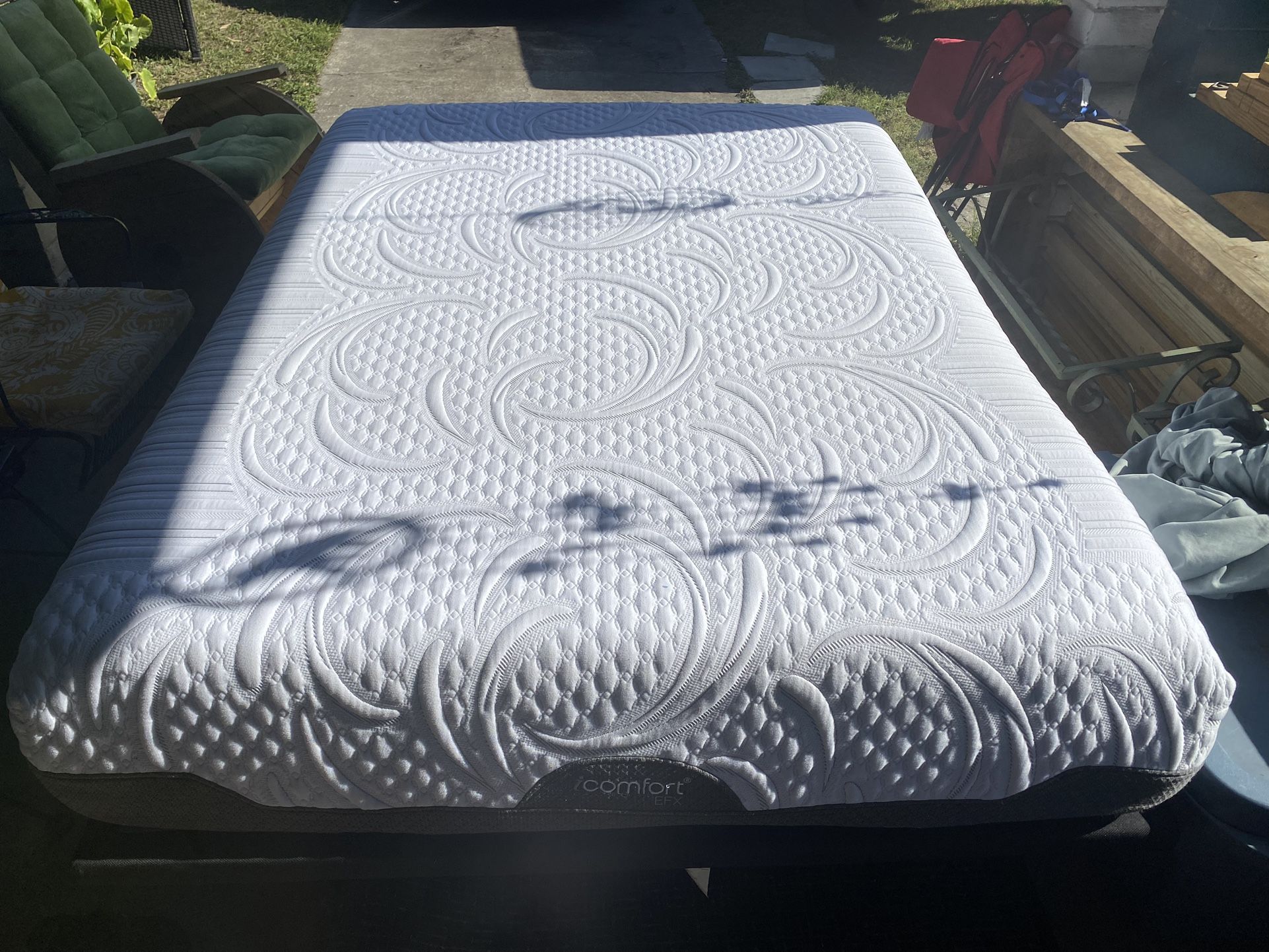 Serta Hybrid queen w/ adjustable frame for Sale in Orlando, FL