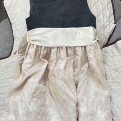 Vestidos Para Niñas Como Nuevos Talla 5/6 Y El Último Talla 7. Los 3 Por $40