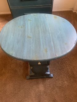 Drop leaf table .