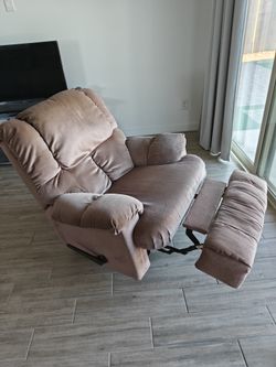Swivel Rocker Recliner – Very Good Condition