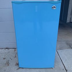 Igloo 3.2 cu ft Mini Fridge Blue