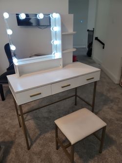 Vanity Makeup Desk with LED Mirror & Stool.    Tocador de maquillaje con espejo LED y banco