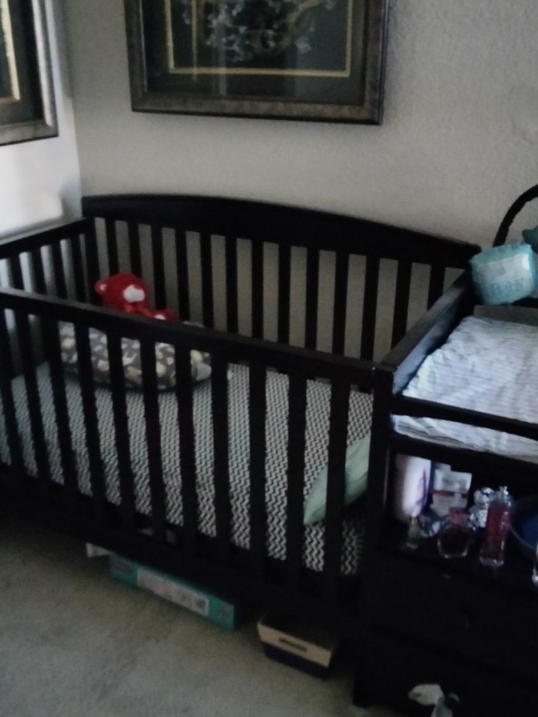 4-1 Baby Crib With Changing Table