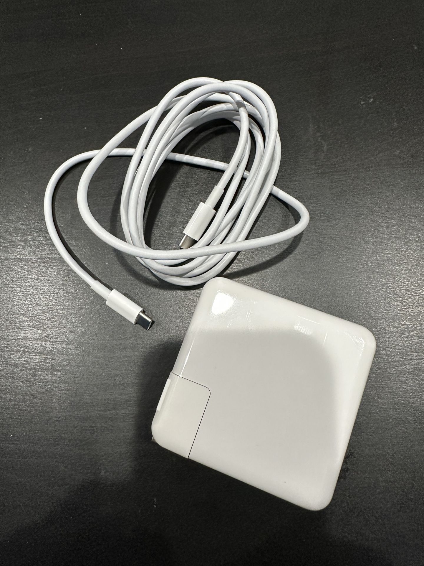 Apple 61 W USB C charger