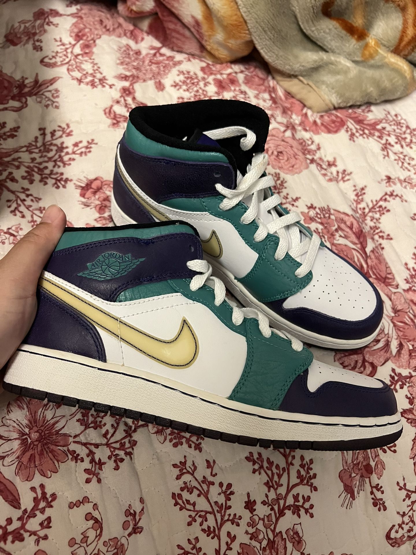Jordan 1 Mid GS Girls Grape Size 5y New