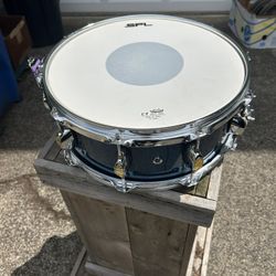 Nice nearly new snare drum barely used in great shape. Came with the set of drums that my friend bought, he didn’t need it so he gave it to me.   $40,