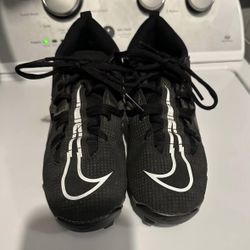 Youth football cleats $12  Size 4 kids