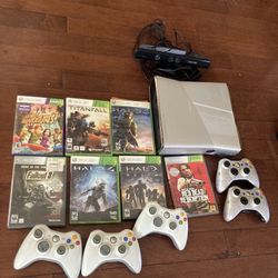 Xbox 360 Bundle (Halo Reach Edition, Games, 5 Controllers)