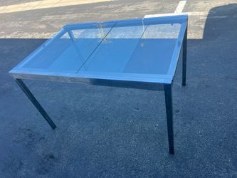 Glass table that extends .