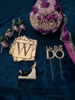 Purple wedding bouquet bouttiniers