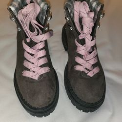 New Girls OS Boots - Size 5 1/2 medium