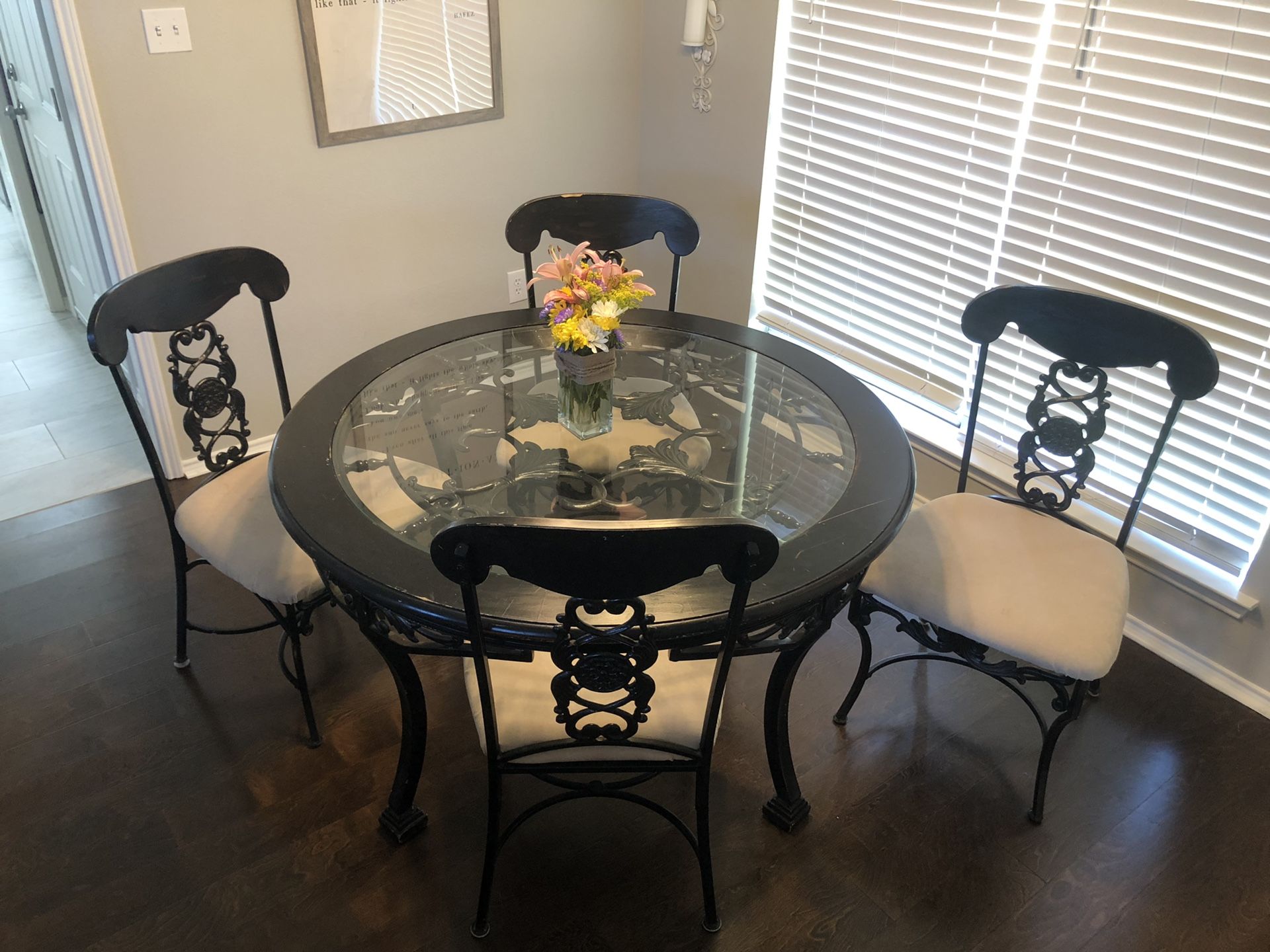 Beautiful kitchen/dining table & 4 chairs!