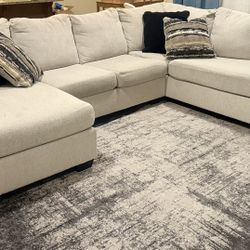 Comfy Sectional Couch – Good Condition!