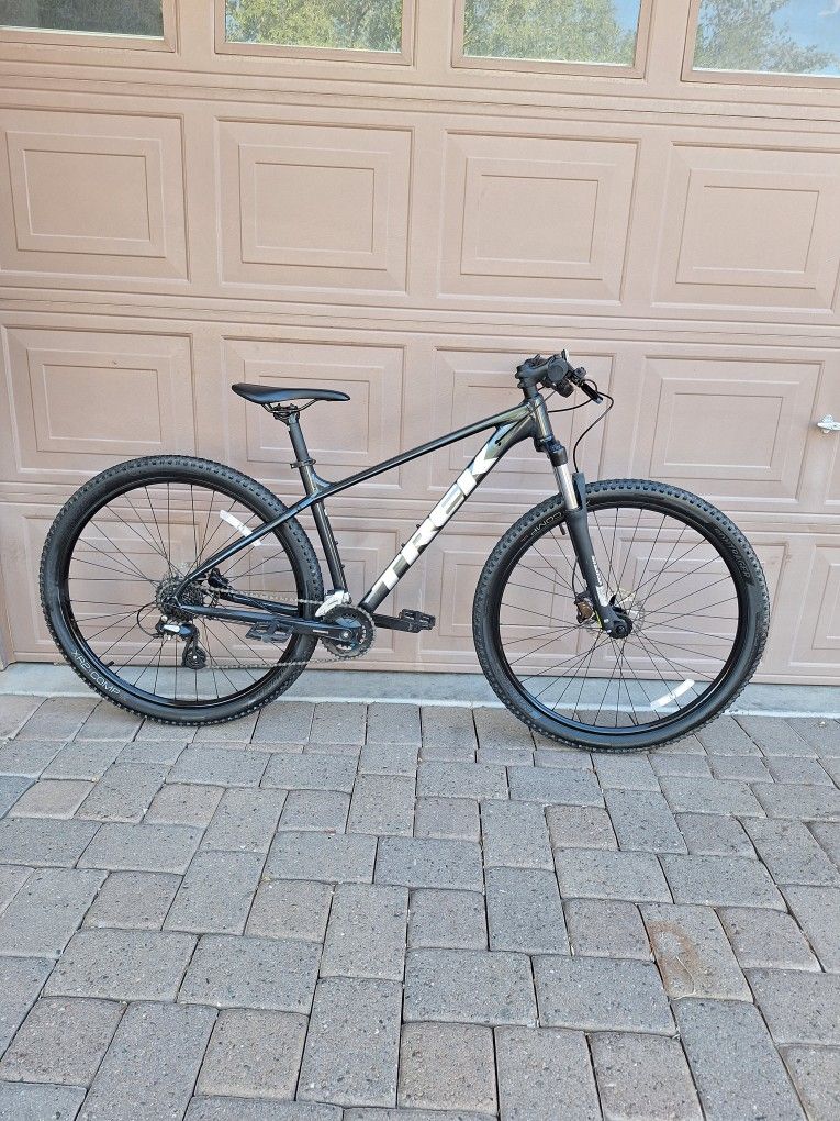 TREK MARLIN 5 MOUNTAIN BIKE 29 ER LIKE NEW ( CHECK MY OTHER BIKES)
