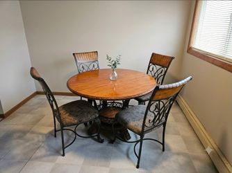 Round Dinning Room Set!
