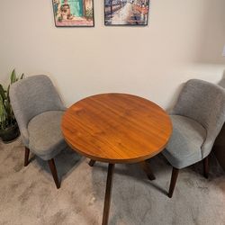 Breakfast table and 2 chairs