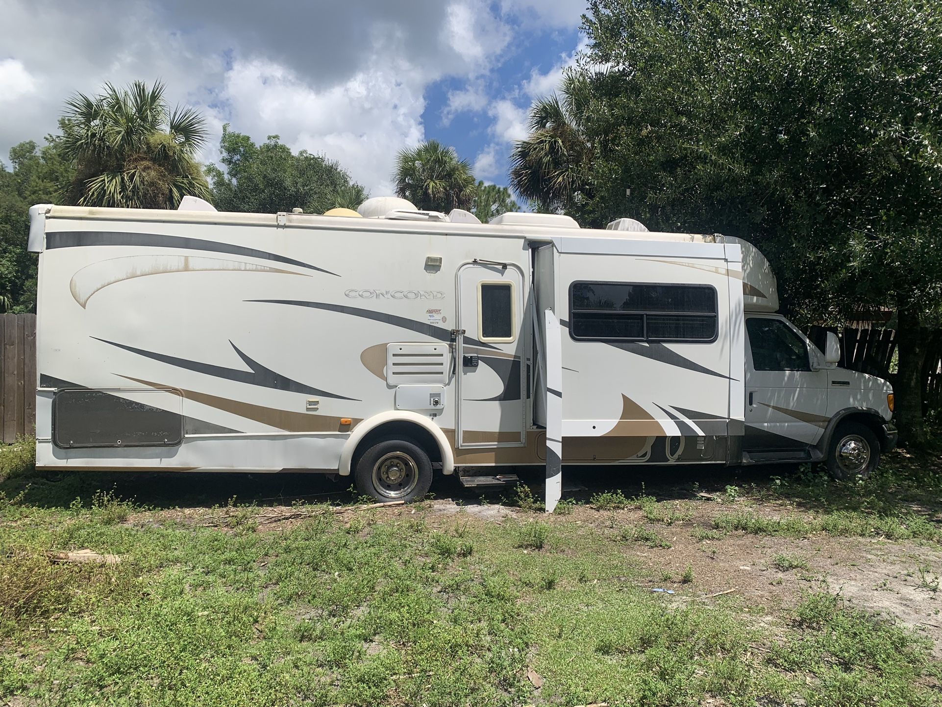 Preowned 2006 Concord coachman camper (Jupiter Farms location)