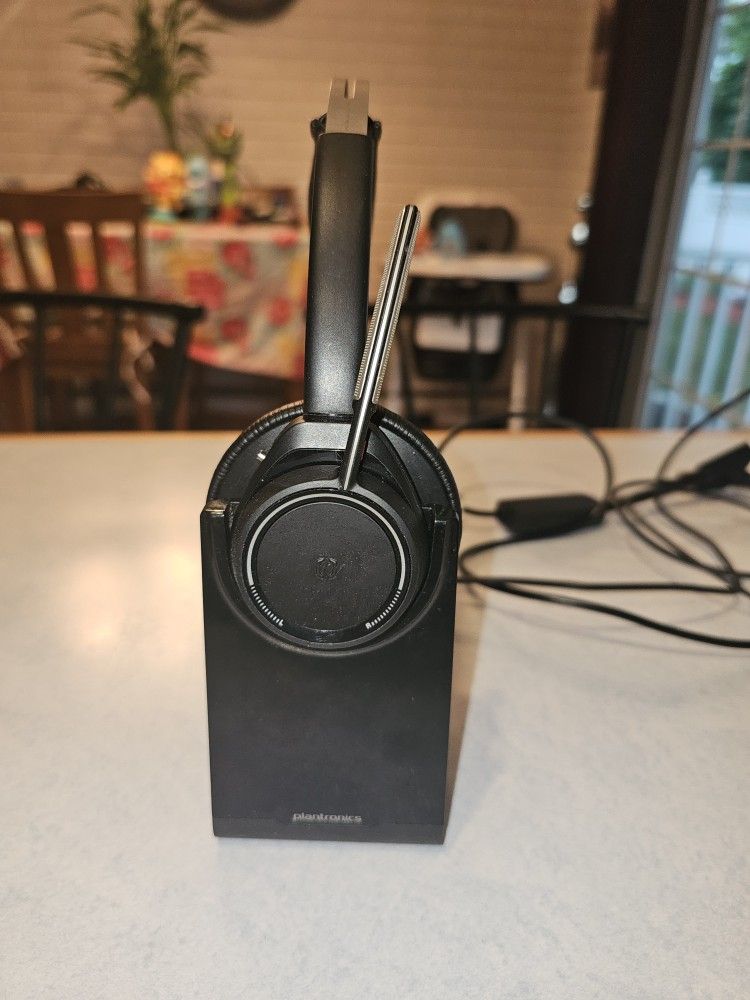 Plantronics Voyager wireless headset & communication hub