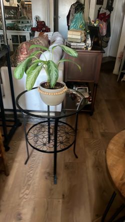 Really cute round table 24”19”19”