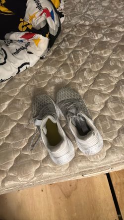 Curry’s size 11 men’s shoes
