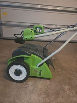Electric lawn dethatcher