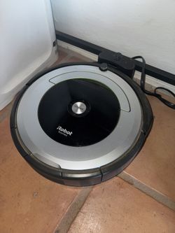 iRobot Roomba Robot Vacuum (600 Series – Works Great + Charger)
