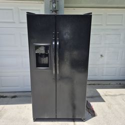 GE Side By Side Refrigerator With Ice And Water Black 