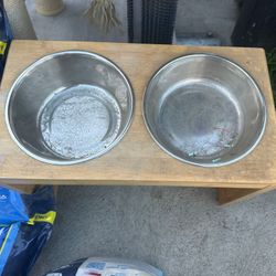 Pets Wood Stand Two Plates 20$ Firmed Price Like New 