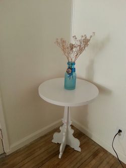 Table with vase/flowers