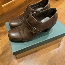 Woman’s Leather Clark’s  Shipping available 