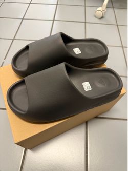 Yeezy onyx slides
